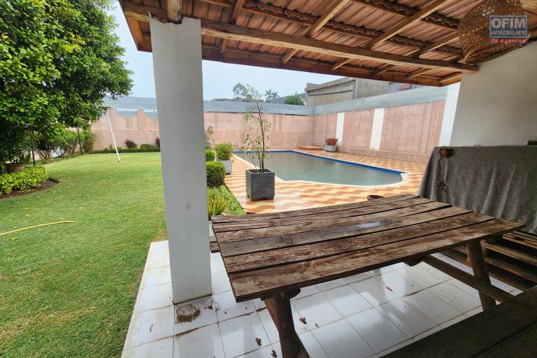 À louer une villa non meublée à étage de type F6 avec piscine  non loin de l'aéroport et l'école primaire française C à Ambohibao (NON DISPONIBLE)