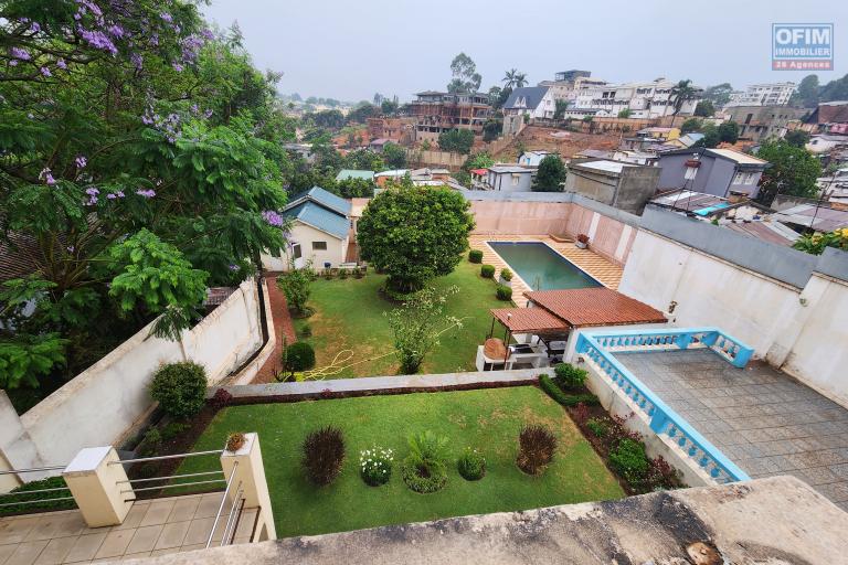 À louer une villa non meublée à étage de type F6 avec piscine  non loin de l'aéroport et l'école primaire française C à Ambohibao (NON DISPONIBLE)