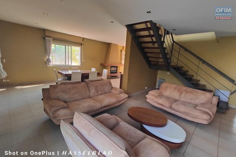 &Agrave; VENDRE : Magnifique Villa F5 avec Piscine &agrave; D&eacute;bordement &agrave; Ambohidratrimo. Contact Mr Jacky