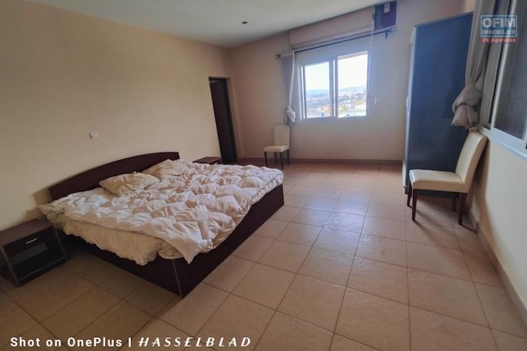 &Agrave; VENDRE : Magnifique Villa F5 avec Piscine &agrave; D&eacute;bordement &agrave; Ambohidratrimo. Contact Mr Jacky