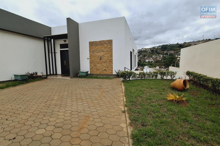 OFIM Immobilier loue une villa neuve F4 semi meublée sur Ankatso.NON DISPONIBLE