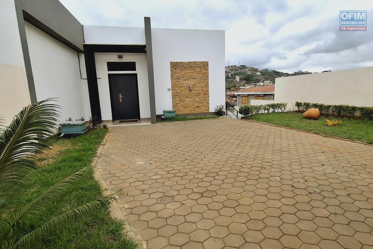 OFIM Immobilier loue une villa neuve F4 semi meublée sur Ankatso.NON DISPONIBLE
