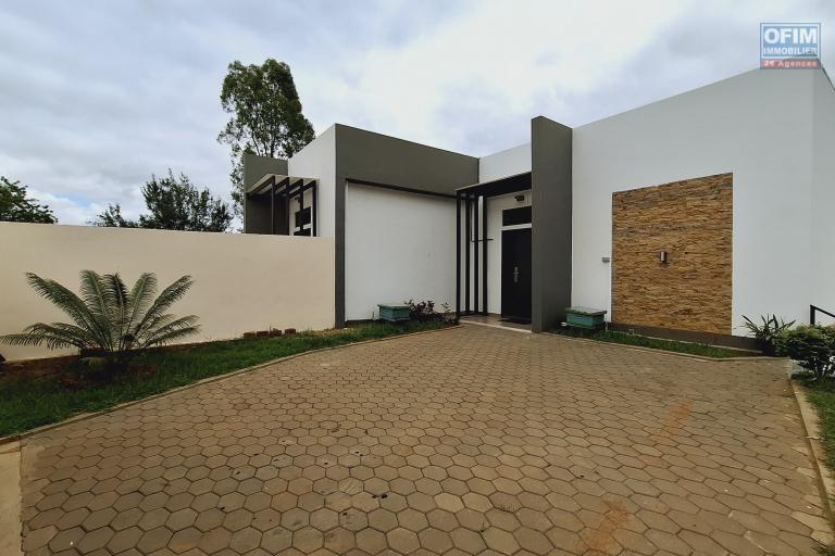 OFIM Immobilier loue une villa neuve F4 semi meublée sur Ankatso.NON DISPONIBLE
