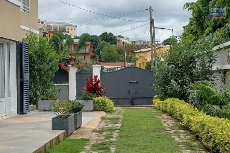 Une grande villa F7 à étage à By pass Alasora (CONTACT LALAINA 0340858376)
