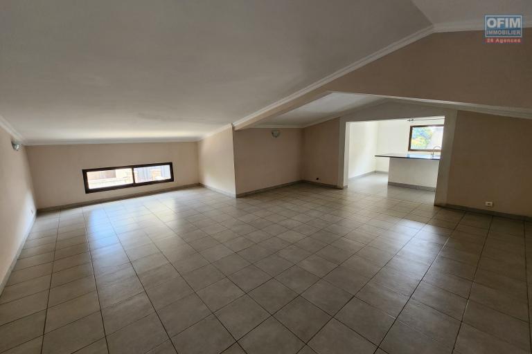 À louer un appartement de type T4 au 1er étage sis à Talatamaty près de l'école Childhood et Claire Fontaine. CONTACT 034 02 443 04