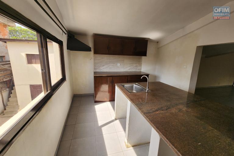 À louer un appartement de type T4 au 1er étage sis à Talatamaty près de l'école Childhood et Claire Fontaine. CONTACT 034 02 443 04