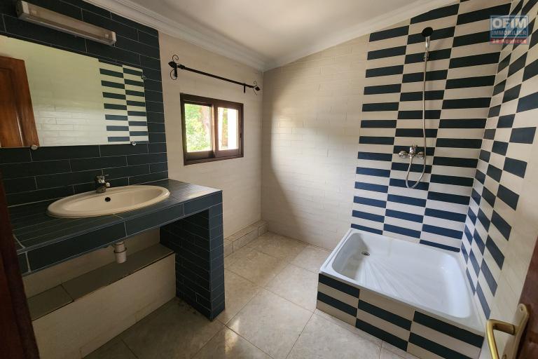 À louer un appartement de type T4 au 1er étage sis à Talatamaty près de l'école Childhood et Claire Fontaine. CONTACT 034 02 443 04