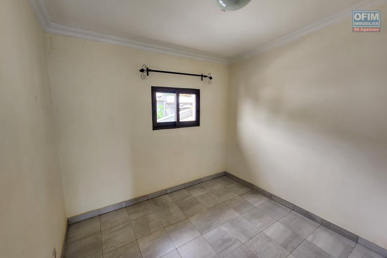 À louer un appartement de type T4 au 1er étage sis à Talatamaty près de l'école Childhood et Claire Fontaine. CONTACT 034 02 443 04