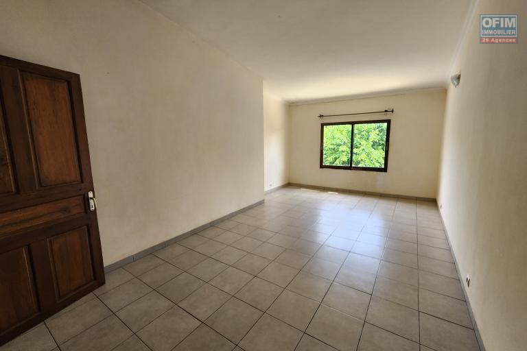 À louer un appartement de type T4 au 1er étage sis à Talatamaty près de l'école Childhood et Claire Fontaine.