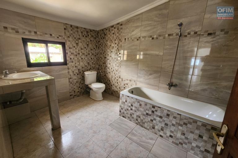 À louer un appartement de type T4 au 1er étage sis à Talatamaty près de l'école Childhood et Claire Fontaine. CONTACT 034 02 443 04