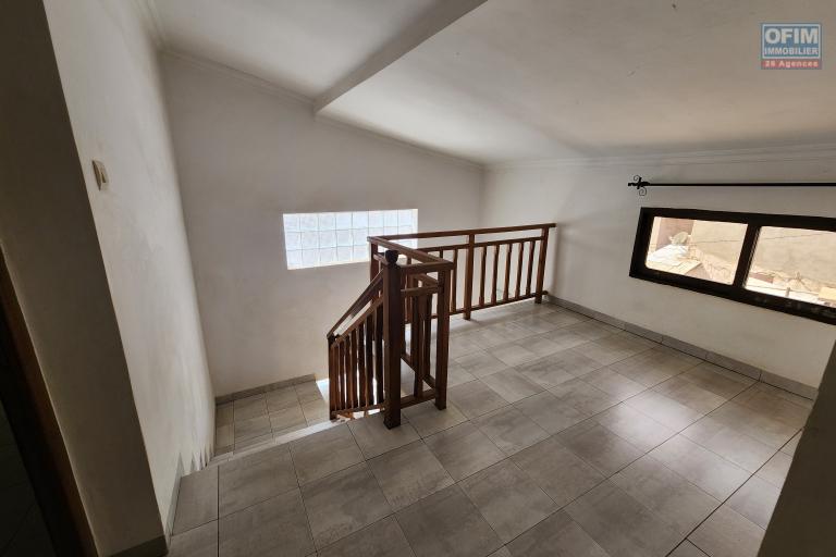 À louer un appartement de type T4 au 1er étage sis à Talatamaty près de l'école Childhood et Claire Fontaine. CONTACT 034 02 443 04