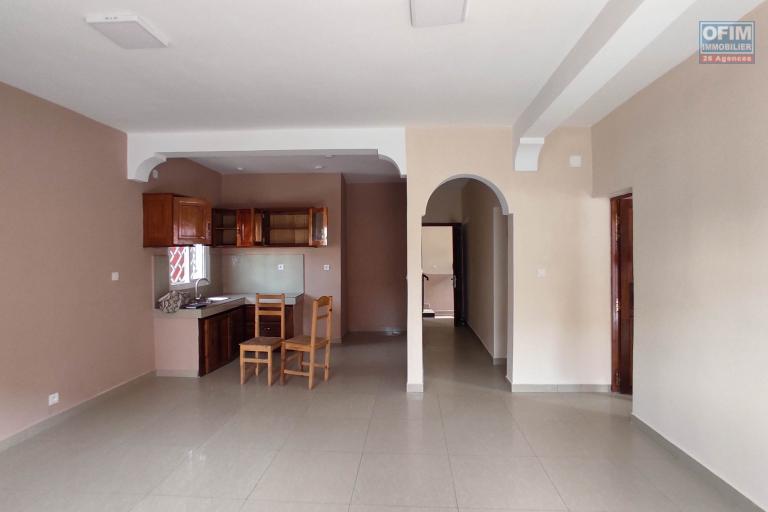 location d'un immeuble avec 2 appartements T4 et 1 appartement T3 en bord de la route à Soanierana
