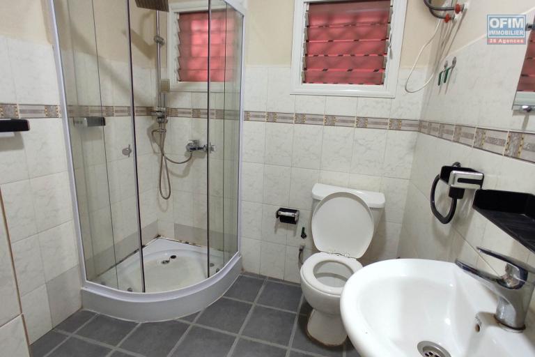 location d'un immeuble avec 2 appartements T4 et 1 appartement T3 en bord de la route à Soanierana