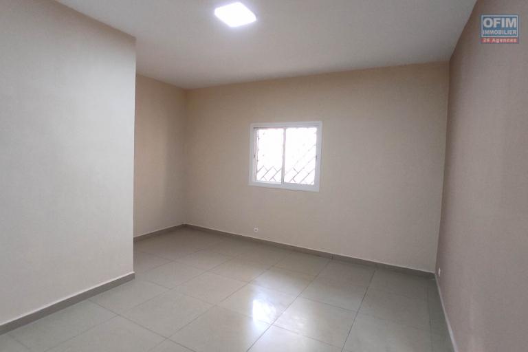 location d'un immeuble avec 2 appartements T4 et 1 appartement T3 en bord de la route à Soanierana
