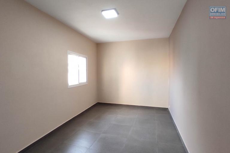 location d'un immeuble avec 2 appartements T4 et 1 appartement T3 en bord de la route à Soanierana