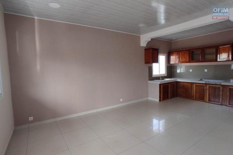 location d'un immeuble avec 2 appartements T4 et 1 appartement T3 en bord de la route à Soanierana
