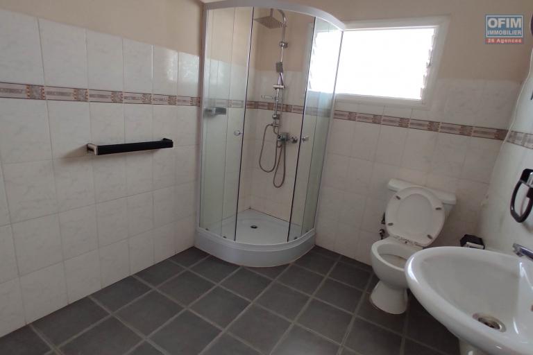 location d'un immeuble avec 2 appartements T4 et 1 appartement T3 en bord de la route à Soanierana