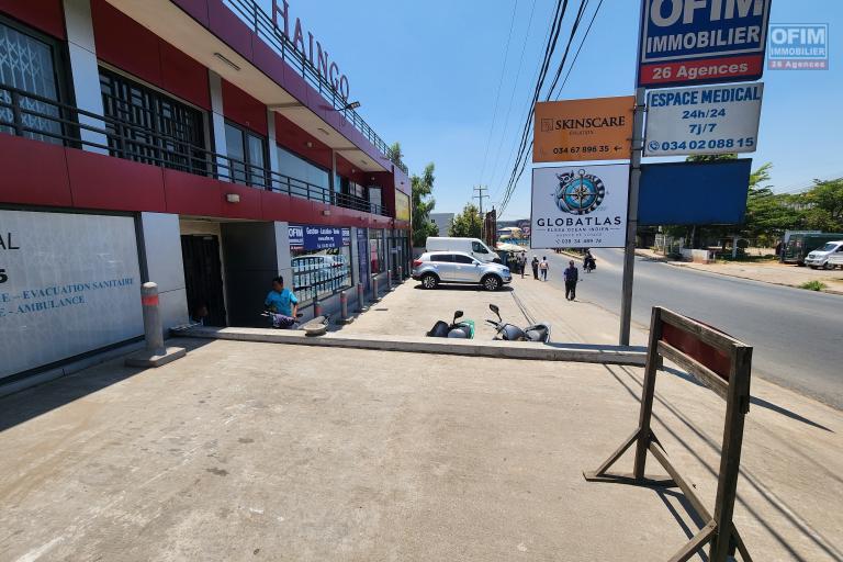 A louer espace commercial ou professionnel 42m2 de standing au rez-de-chaussée-de-chaussée avec parking privé bord de route principale très passante sur Ambohibao.