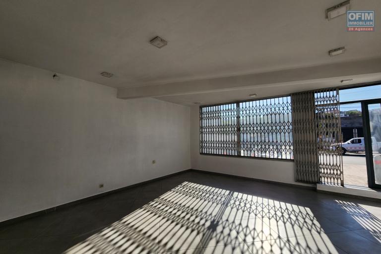 A louer espace commercial ou professionnel 42m2 de standing au rez-de-chaussée-de-chaussée avec parking privé bord de route principale très passante sur Ambohibao.