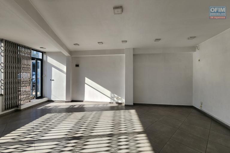 A louer espace commercial ou professionnel 42m2 de standing au rez-de-chaussée-de-chaussée avec parking privé bord de route principale très passante sur Ambohibao.