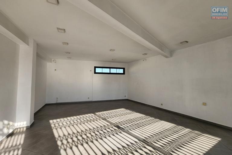 A louer espace commercial ou professionnel 42m2 de standing au rez-de-chaussée-de-chaussée avec parking privé bord de route principale très passante sur Ambohibao.