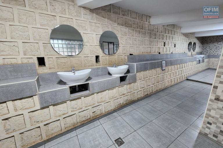 A louer espace commercial ou professionnel 42m2 de standing au rez-de-chaussée-de-chaussée avec parking privé bord de route principale très passante sur Ambohibao.