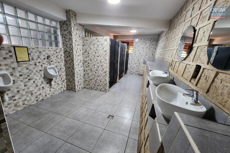 A louer espace commercial ou professionnel 42m2 de standing au rez-de-chaussée-de-chaussée avec parking privé bord de route principale très passante sur Ambohibao.