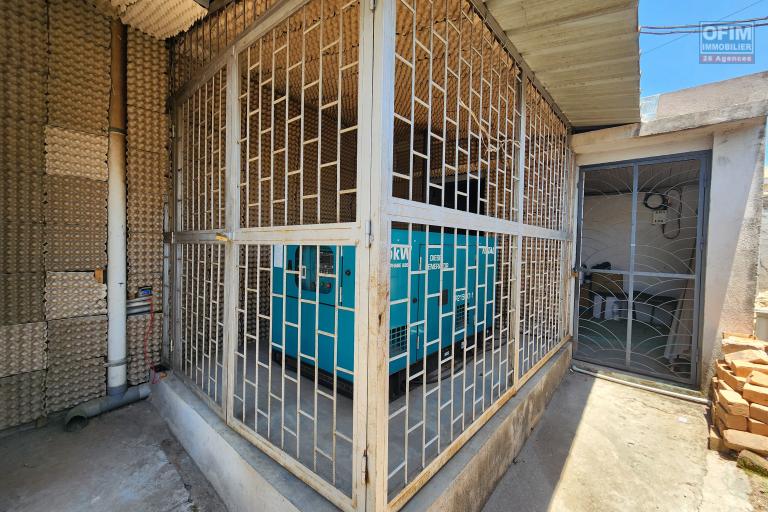 A louer espace commercial ou professionnel 42m2 de standing au rez-de-chaussée-de-chaussée avec parking privé bord de route principale très passante sur Ambohibao.