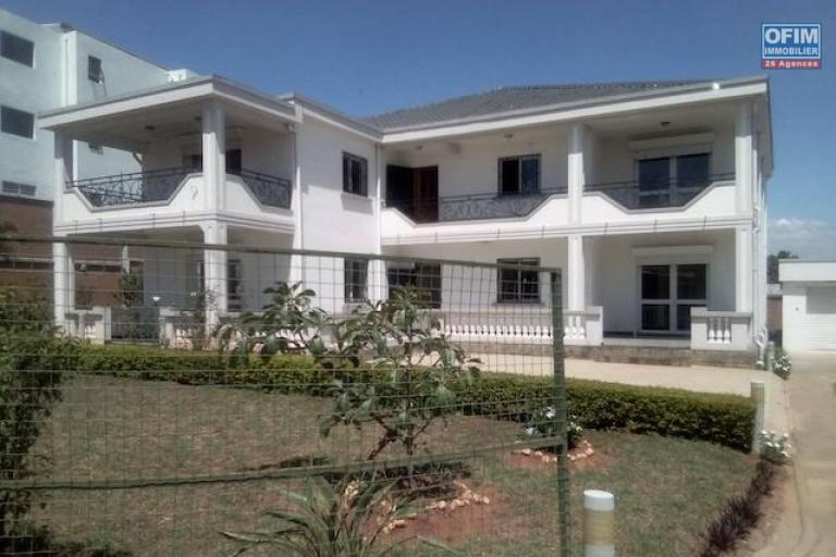 À louer une grande villa de haut standing F7 bâtie sur un terrain de 1000m2 avec une piscine neuve dans un endroit calme et bon voisinage à 5minutes de l'école primaire française C à Ambohibao. Contact 0340244304