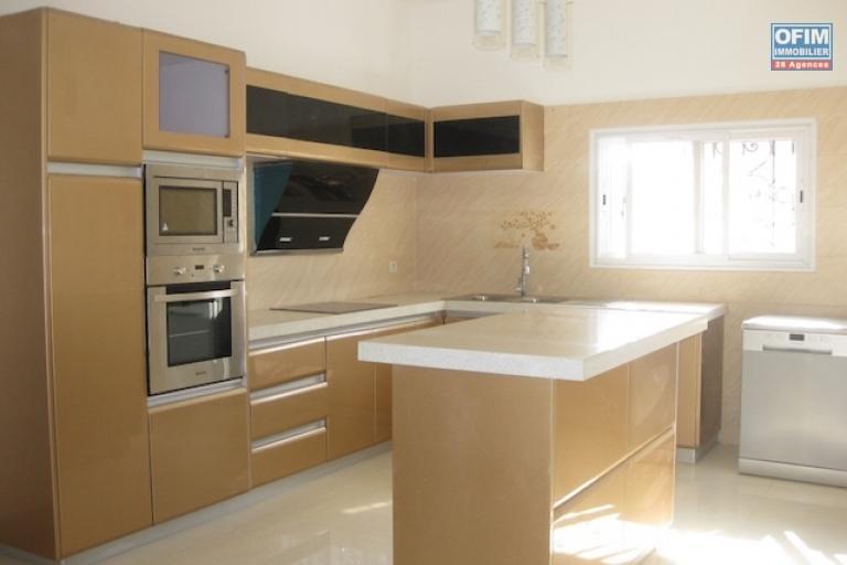 &Agrave; louer une grande villa de haut standing F10 b&acirc;tie sur un terrain de 1000m2 avec une piscine neuve dans un endroit calme et bon voisinage &agrave; 5minutes de l'&eacute;cole primaire fran&ccedil;aise C &agrave; Ambohibao. Contact 0340244304