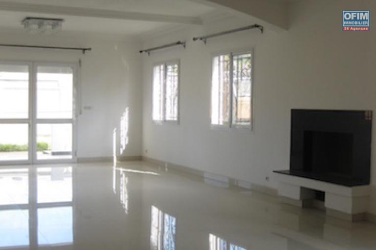 &Agrave; louer une grande villa de haut standing F7 b&acirc;tie sur un terrain de 1000m2 avec une piscine neuve dans un endroit calme et bon voisinage &agrave; 5minutes de l'&eacute;cole primaire fran&ccedil;aise C &agrave; Ambohibao. Contact