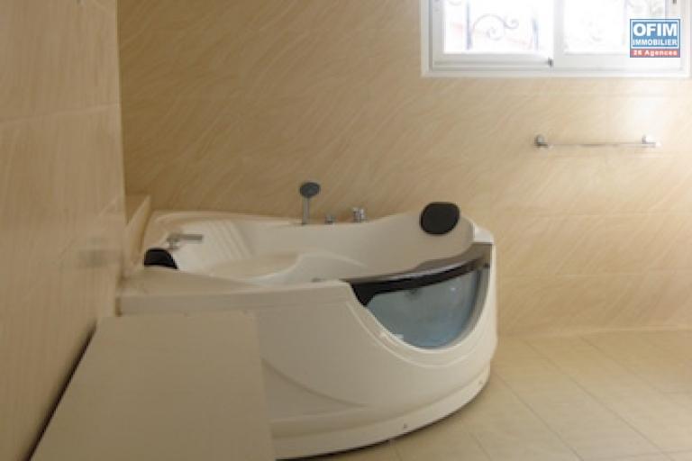 &Agrave; louer une grande villa de haut standing F10 b&acirc;tie sur un terrain de 1000m2 avec une piscine neuve dans un endroit calme et bon voisinage &agrave; 5minutes de l'&eacute;cole primaire fran&ccedil;aise C &agrave; Ambohibao. Contact 0340244304