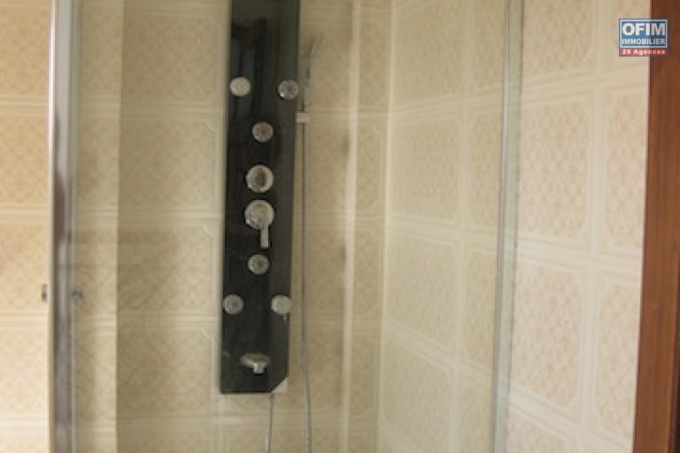 &Agrave; louer une grande villa de haut standing F10 b&acirc;tie sur un terrain de 1000m2 avec une piscine neuve dans un endroit calme et bon voisinage &agrave; 5minutes de l'&eacute;cole primaire fran&ccedil;aise C &agrave; Ambohibao. Contact 0340244304