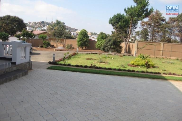 &Agrave; louer une grande villa de haut standing F10 b&acirc;tie sur un terrain de 1000m2 avec une piscine neuve dans un endroit calme et bon voisinage &agrave; 5minutes de l'&eacute;cole primaire fran&ccedil;aise C &agrave; Ambohibao. Contact 0340244304