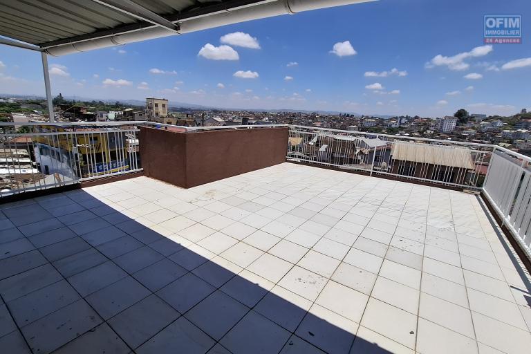 OFIM Immobilier propose un local commercial d'environ 100 m², réparti sur 4 niveaux, situé en bord de route à Analamahitsy.
