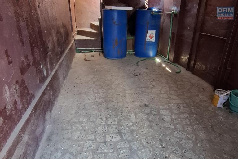 OFIM Immobilier propose un local commercial d'environ 100 m², réparti sur 4 niveaux, situé en bord de route à Analamahitsy.