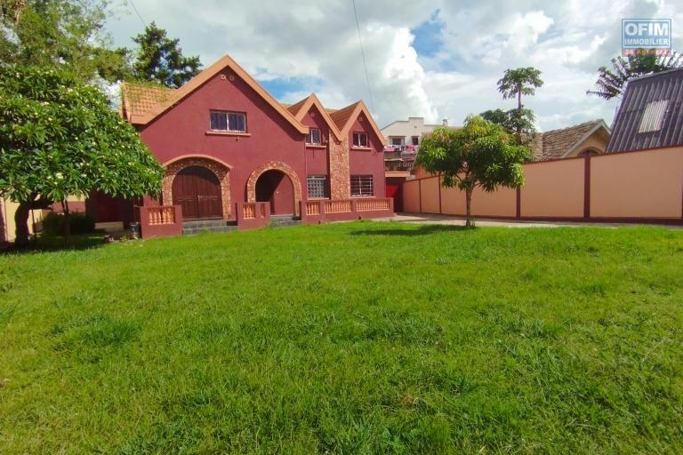 PRIX EN BAISSE!!!A vendre, une grande villa à étage F7 sur 856 m2 de terrain sise à Ambatoroka- Antananarivo