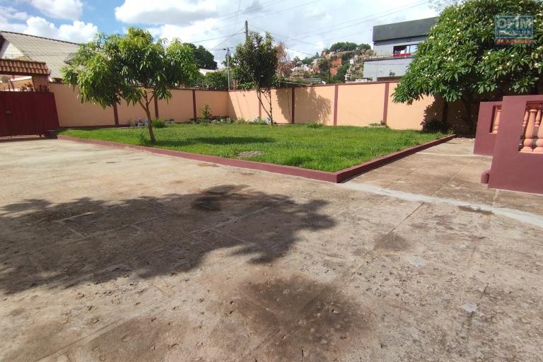 PRIX EN BAISSE!!!A vendre, une grande villa à étage F7 sur 856 m2 de terrain sise à Ambatoroka- Antananarivo
