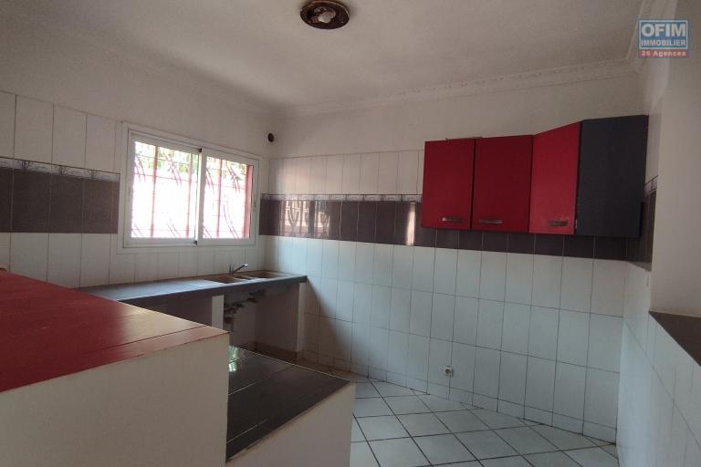 PRIX EN BAISSE!!!A vendre, une grande villa à étage F7 sur 856 m2 de terrain sise à Ambatoroka- Antananarivo