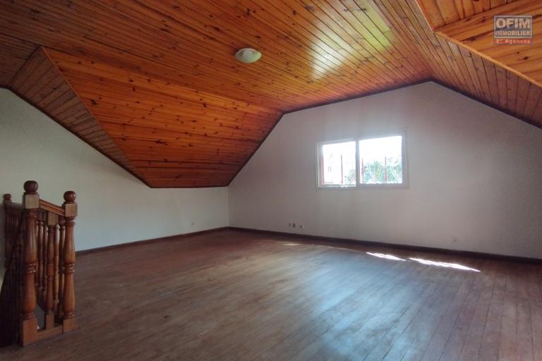 PRIX EN BAISSE!!!A vendre, une grande villa à étage F7 sur 856 m2 de terrain sise à Ambatoroka- Antananarivo