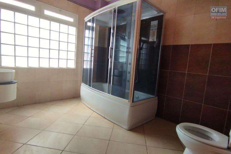 PRIX EN BAISSE!!!A vendre, une grande villa à étage F7 sur 856 m2 de terrain sise à Ambatoroka- Antananarivo