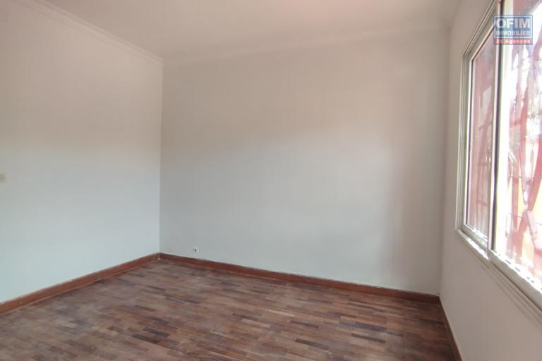 PRIX EN BAISSE!!!A vendre, une grande villa à étage F7 sur 856 m2 de terrain sise à Ambatoroka- Antananarivo
