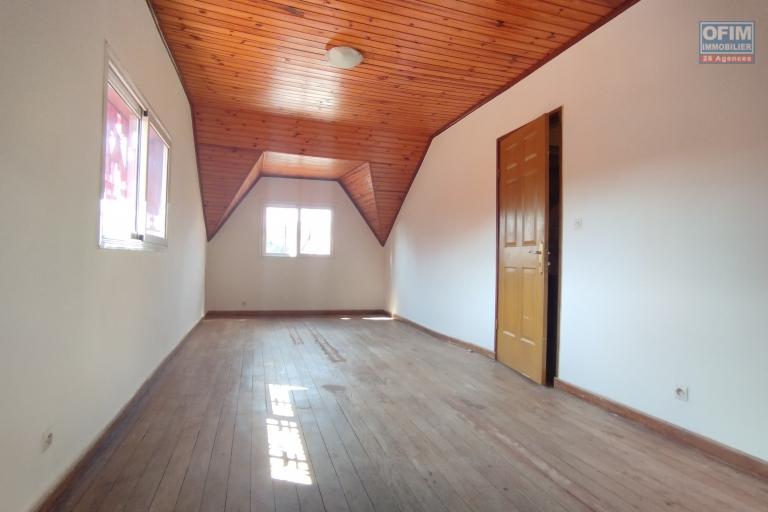 PRIX EN BAISSE!!!A vendre, une grande villa à étage F7 sur 856 m2 de terrain sise à Ambatoroka- Antananarivo