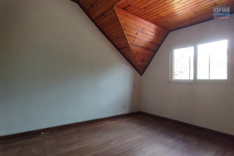 PRIX EN BAISSE!!!A vendre, une grande villa à étage F7 sur 856 m2 de terrain sise à Ambatoroka- Antananarivo