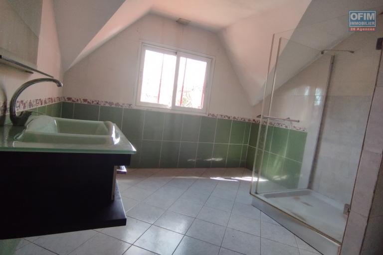 PRIX EN BAISSE!!!A vendre, une grande villa à étage F7 sur 856 m2 de terrain sise à Ambatoroka- Antananarivo