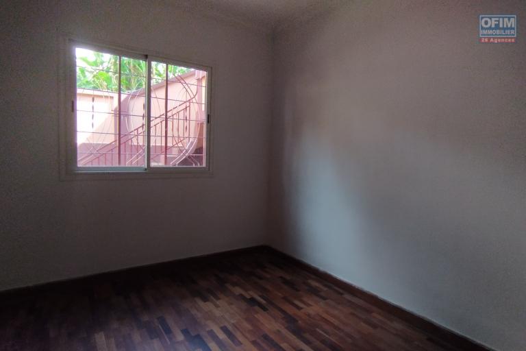 PRIX EN BAISSE!!!A vendre, une grande villa à étage F7 sur 856 m2 de terrain sise à Ambatoroka- Antananarivo