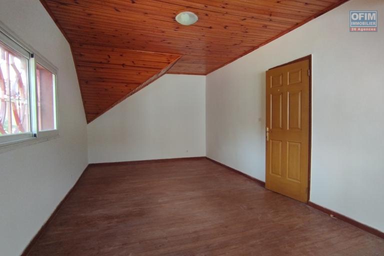PRIX EN BAISSE!!!A vendre, une grande villa à étage F7 sur 856 m2 de terrain sise à Ambatoroka- Antananarivo
