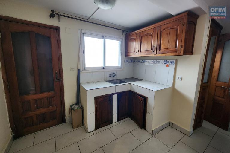 A louer un appartement de type T3 à usage mixte au 1ère étage bord de route avec parking sise à Ampefiloha