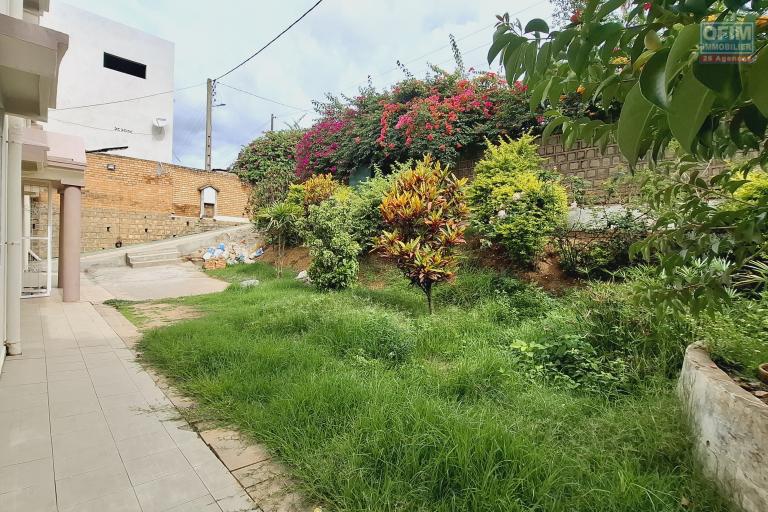 Pur vos projets professionnels ou personnels, OFIM loue une villa F6 avec des chambres attenantes sur Talatamaty en bord de route. NON DISPONIBLE