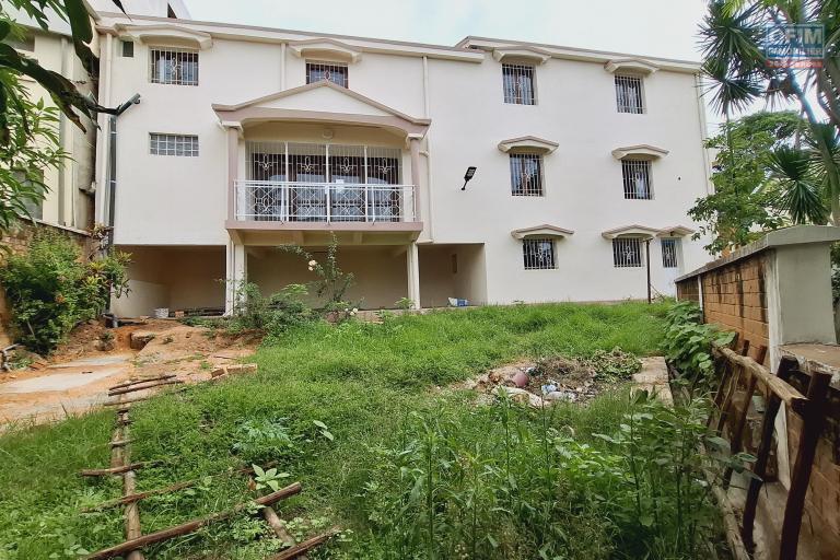 Pur vos projets professionnels ou personnels, OFIM loue une villa F6 avec des chambres attenantes sur Talatamaty en bord de route. NON DISPONIBLE